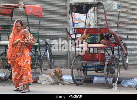 Lokale Rikscha Fahrer schläft im Esplanade Road Old Delhi Indien. Stockfoto