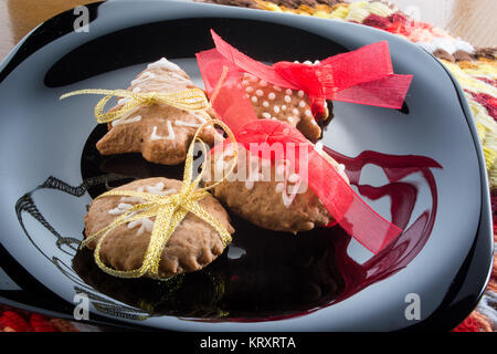 Gingerbread Cookies auf schwarze Platte Stockfoto