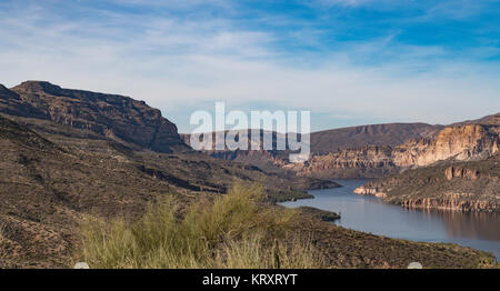 Apache See in Arizona als von der Apache Trail landschaftlich gesehen Blicken Stockfoto