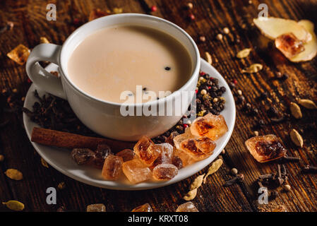 Wärmende Masala Chai mit Gewürzen Stockfoto