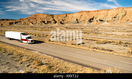 Über den Road Langstrecke 18 Wheeler Big Rig Truck Stockfoto