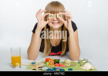 Junges Mädchen Ihre Augen Rollen und mit einem Lächeln sieht im Rahmen Stockfoto