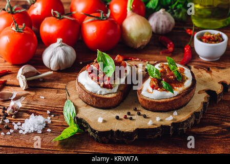 Zwei Toasts mit getrockneten Tomaten und würziger Sauce Stockfoto