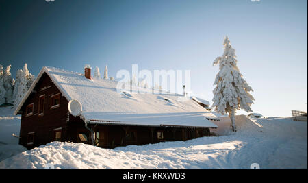 Ferienhaus in den Bergen im Winter Stockfoto