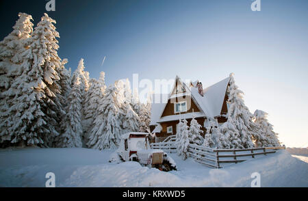 Ferienhaus in den Bergen im Winter Stockfoto