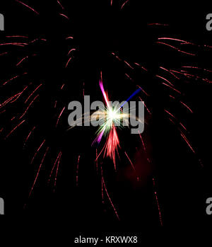 Rot Silber grün rosa blau Feuerwerk in Ostrava. Auf dem schwarzen Hintergrund beleuchtet das Feuerwerk in der Tschechischen Republik. Stockfoto