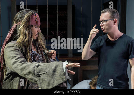 Erscheinungsdatum: Mai 26, 2017 TITEL: Piraten der Karibischen Meere: Tote Männer erzählen keine Geschichten Studio: Disney Enterprises Regie: Joachim Ronning, Espen Sandberg PLOT: Captain Jack Sparrow sucht für den Trident von Poseidon Starring: Johnny Depp und Espen Sandberg am Set. (Quelle: Disney Enterprises / Unterhaltung Bilder) Stockfoto