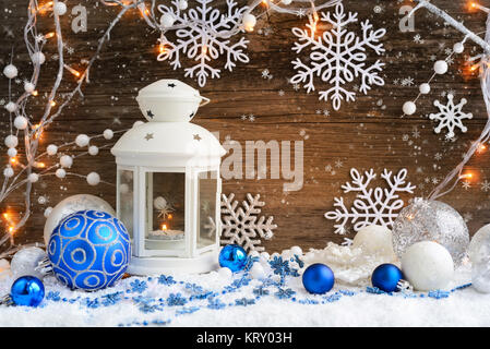 Weihnachten Komposition mit Laterne und Weihnachtslichter auf Holz- Hintergrund Stockfoto