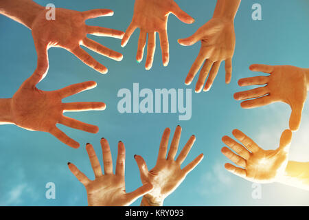 Team Teamwork oder Freundschaft Konzept mit vielen Händen im Kreis Stockfoto