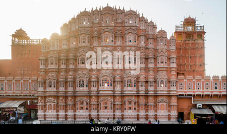 Die Sonne scheint über dem Hawa Mahal, Palast der Winde in Jaipur, Rajasthan, Indien Stockfoto