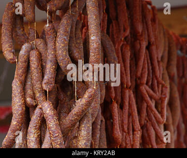 Ausgehärtete geräuchertem Fleisch, Würstchen hängen in Store Stockfoto