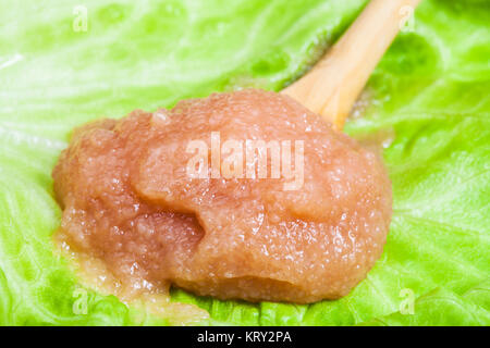 Kaviar von Alaska Pollock in hölzernen Löffel auf Blatt Stockfoto