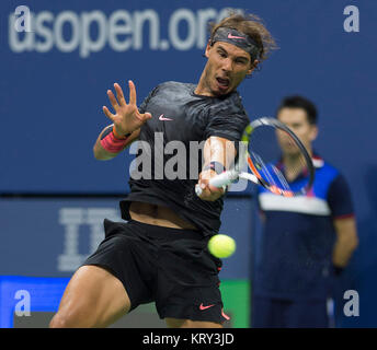 NEW YORK, NY - 04. SEPTEMBER: Rafael Nadal an Tag 5 der 2015 US Open am USTA Billie Jean King National Tennis Center am 4. September 2015 in der Nähe der Queens Borough von New York City. Personen: Rafael Nadal Stockfoto