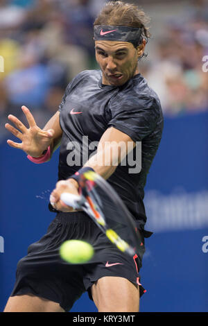 NEW YORK, NY - 04. SEPTEMBER: Rafael Nadal an Tag 5 der 2015 US Open am USTA Billie Jean King National Tennis Center am 4. September 2015 in der Nähe der Queens Borough von New York City. Personen: Rafael Nadal Stockfoto