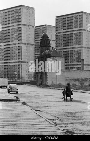 Hutchesontown Bezirk Bibliothek in McNeil Street Glasgow vor Wohnkomplexe, entworfen von Sir Basil Spence Stockfoto