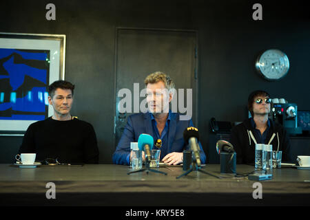 Die norwegische pop-rock Gruppe A-ha hält eine Pressekonferenz in der Dieb in Oslo. Die Gruppe besteht aus (L) Morten Harket, Magne Furuholmen (C) und Paul Waaktaar-Savoy (R). Norwegen, 29/04 2016. Stockfoto