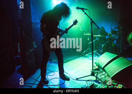 Die amerikanische Doom und sludge Metal Band Black Cobra führt ein Live Konzert bei Blå in Oslo. Hier Sänger und Gitarrist Jason Landrian (vorne) gesehen, live auf der Bühne mit Schlagzeuger Rafael 'Rafa' Martinez (Hintergrund). Norwegen, 15/09 2016. Stockfoto