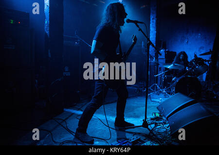 Die amerikanische Doom und sludge Metal Band Black Cobra führt ein Live Konzert bei Blå in Oslo. Hier Sänger und Gitarrist Jason Landrian (vorne) gesehen, live auf der Bühne mit Schlagzeuger Rafael 'Rafa' Martinez (Hintergrund). Norwegen, 15/09 2016. Stockfoto