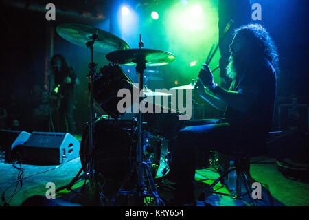 Die amerikanische Doom und sludge Metal Band Black Cobra führt ein Live Konzert bei Blå in Oslo. Hier Sänger und Gitarrist Jason Landrian (Hintergrund) wird gesehen, live auf der Bühne mit Schlagzeuger Rafael 'Rafa' Martinez (vorne). Norwegen, 15/09 2016. Stockfoto