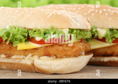 Chickenburger Huhn Hühnchen Burger Hamburger Nahaufnahme Nahaufnahme Fleisch Käse Tomaten Salat ungesund Stockfoto