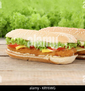 Chickenburger Huhn Hühnchen Burger Hamburger Käse Tomaten Salat Snack ungesund Stockfoto