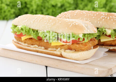 Chickenburger Huhn Hühnchen Burger Hamburger Käse Tomaten Salat Snack ungesund Stockfoto