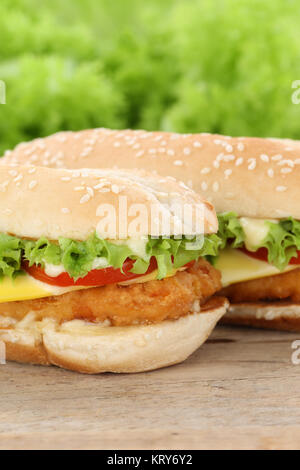 Chickenburger Huhn Hühnchen Burger Hamburger Nahaufnahme Nahaufnahme Fleisch Käse Tomaten Salat ungesund Stockfoto