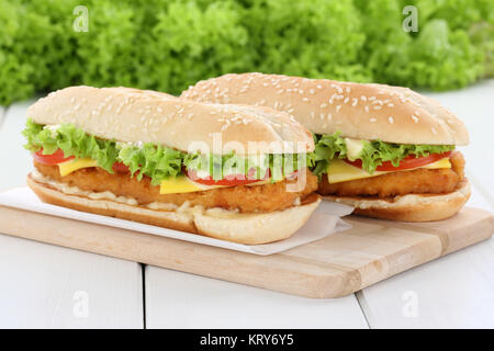 Chickenburger Huhn Hühnchen Burger Hamburger frische Fleisch Käse Tomaten Salat ungesund Stockfoto