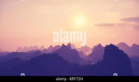 Farbe getonte malerischen Sonnenuntergang über Karstgebirge in Guilin, China. Stockfoto