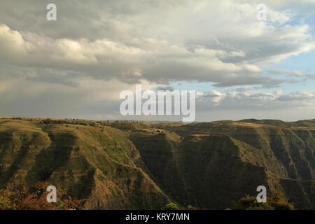 Ein Regenbogen über der Simien-berge in Äthiopien Stockfoto