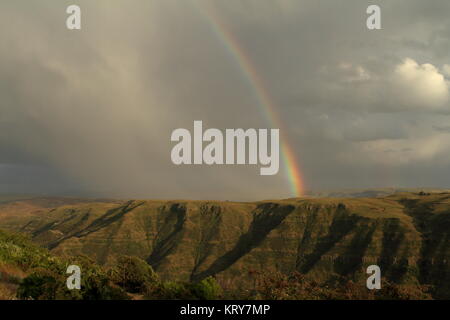 Ein Regenbogen über der Simien-berge in Äthiopien Stockfoto