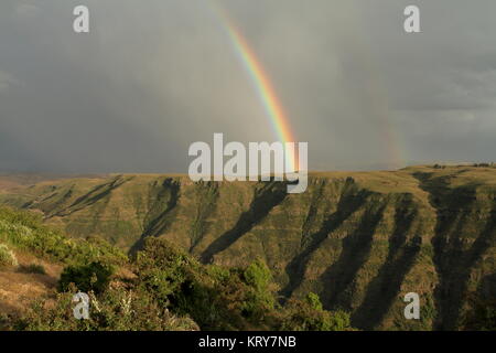 Ein Regenbogen über der Simien-berge in Äthiopien Stockfoto