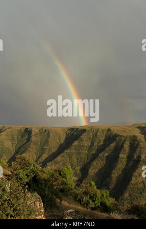 Ein Regenbogen über der Simien-berge in Äthiopien Stockfoto