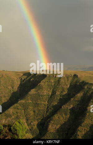 Ein Regenbogen über der Simien-berge in Äthiopien Stockfoto