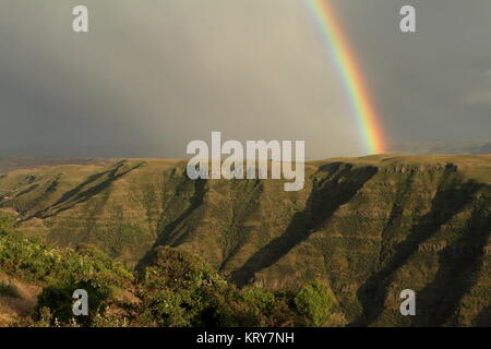 Ein Regenbogen über der Simien-berge in Äthiopien Stockfoto