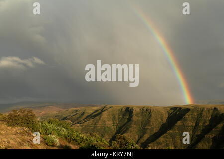 Ein Regenbogen über der Simien-berge in Äthiopien Stockfoto