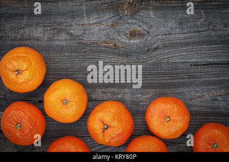 Orange Mandarinen auf den grauen Holz- Hintergrund, Ansicht von oben Stockfoto