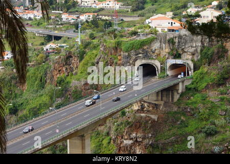 Blick aus dem Botanischen Garten in Autobahn und Tunneleinfahrt, Funchal, Madeira, Portugal Stockfoto