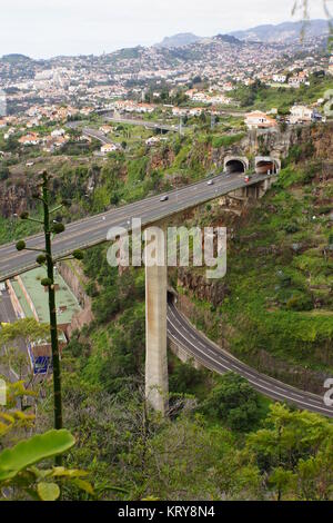 Blick aus dem Botanischen Garten in Autobahn und Tunneleinfahrt, Funchal, Madeira, Portugal Stockfoto