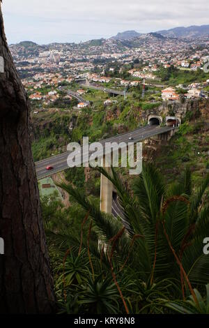 Blick aus dem Botanischen Garten in Autobahn und Tunneleinfahrt, Funchal, Madeira, Portugal Stockfoto