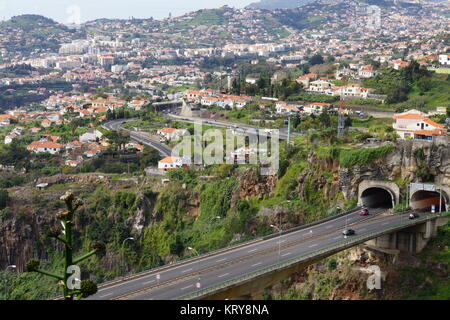 Blick aus dem Botanischen Garten in Autobahn und Tunneleinfahrt, Funchal, Madeira, Portugal Stockfoto