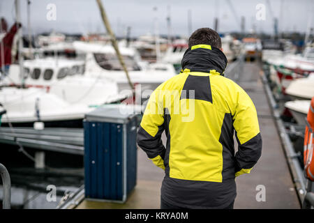 Man Walking im Dock Stockfoto