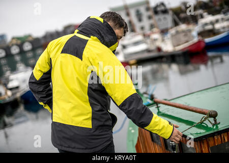 Mann in Dock Stockfoto