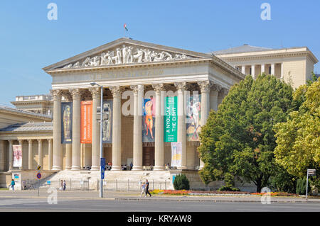 Der Haupteingang des Museums der Bildenden Künste vor seiner Schließung zur Renovierung - Budapest, Ungarn Stockfoto