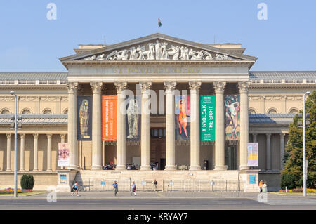 Der Haupteingang des Museums der Bildenden Künste vor seiner Schließung zur Renovierung - Budapest, Ungarn Stockfoto