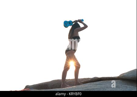 Paar streiten. Frau schreien zu ihrem verzweifelten Ehemann auf dem Stein. Stockfoto