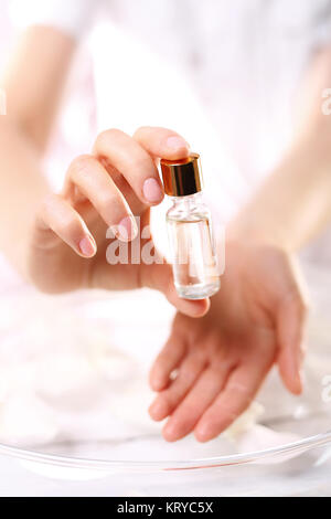 Flasche mit der Vorbereitung auf die Pflege der Nagelhaut und Nägel Stockfoto