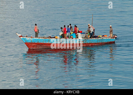 STONE Town, Sansibar, Tansania - Oktober 31, 2014: Rückkehr der Fischer auf einer hölzernen Fischerboot Eingabe der Stone Town Harbour Stockfoto