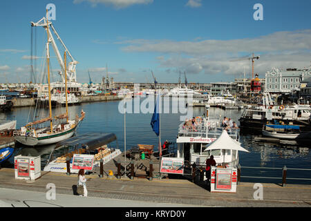 Kapstadt, Südafrika - 20. FEBRUAR 2012: Victoria und Alfred Waterfront, Hafen mit Booten, Geschäften und Restaurants beliebt bei Touristen. Stockfoto