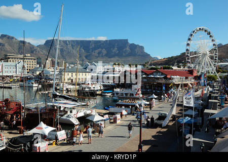 Kapstadt, Südafrika - 20. FEBRUAR 2012: Victoria und Alfred Waterfront, Hafen mit Booten, Geschäften, Restaurants und den berühmten Tafelberg - ein Stockfoto